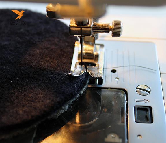 下面就可以用缝纫机沿着边缘缝好了，如果没有缝纫机的话，自己威廉希尔公司官网
缝也很快