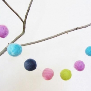 五颜六色的羊毛毡小球派对装饰制作威廉希尔中国官网
