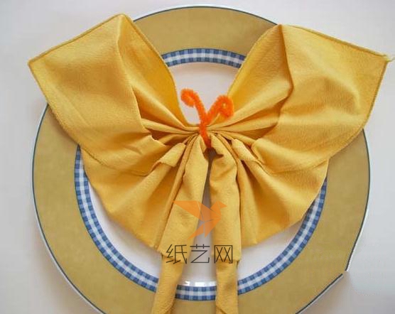 这是一个将餐巾制作成蝴蝶的方法
