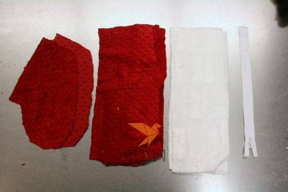 先把红色和白色的布料准备好，因为圣诞袜就是这两种主色调，分别剪裁成合适的大小