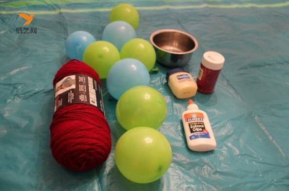 制作这种毛线编织小球的诀窍就是使用气球了，把气球吹到合适的大小