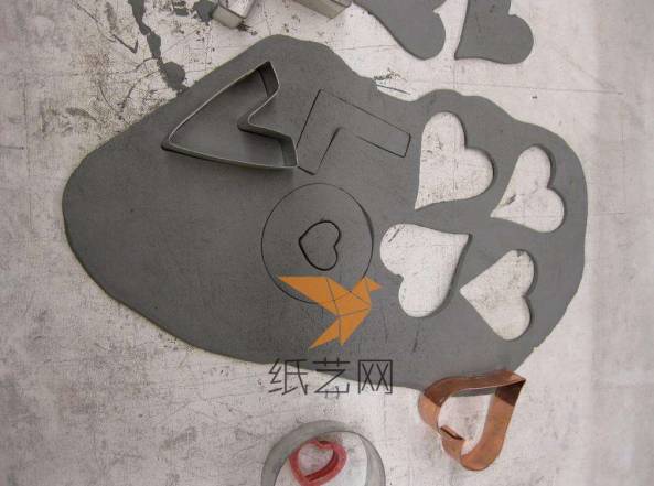 然后在擀成薄片的粘土上面用模具印出心形和字母