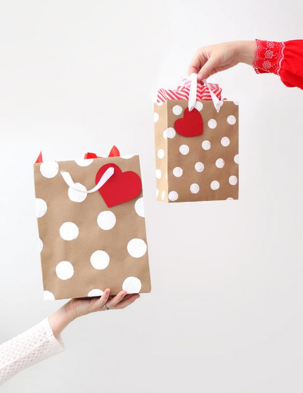 怎样制作漂亮的圣诞礼物包装手提袋教程