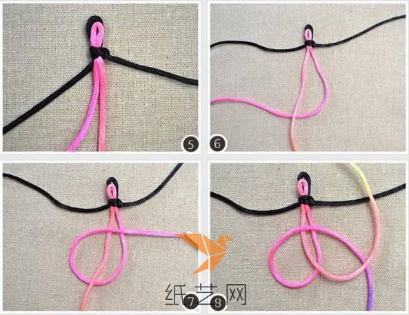 将两边的黑色绳子提起来，先编织彩色的绳子打结