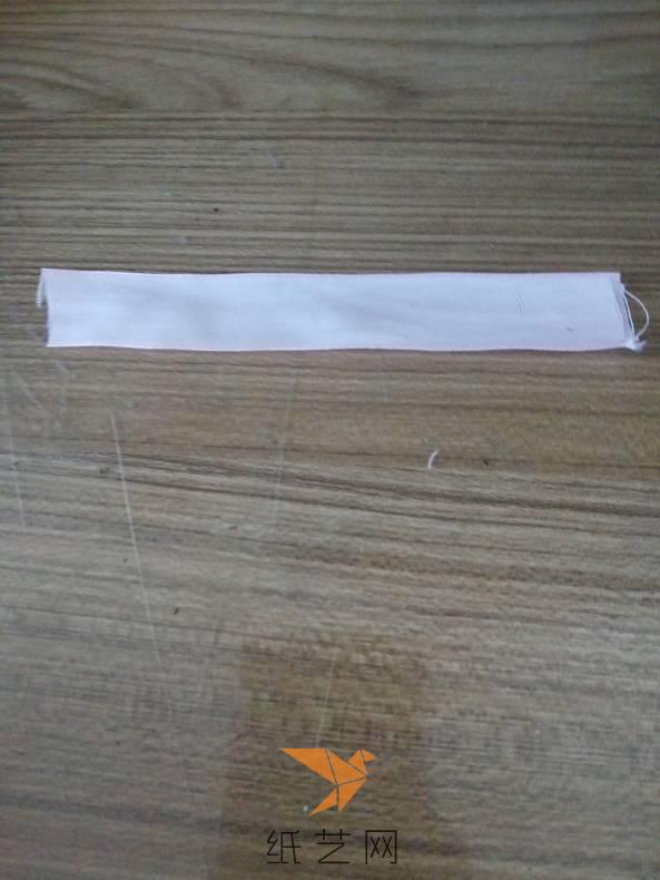首先准备一段宽2厘米长（大约）7厘米的丝带。