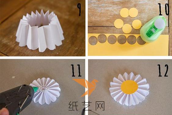 将黄颜色的彩纸剪成大小合适的圆片，然后粘到白色部分的中间，是不是马上就变成了一朵小花了呢？
