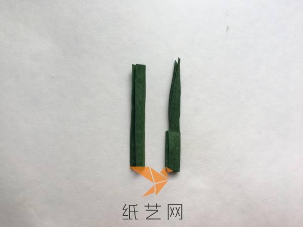 用绿色纸藤剪成5cm×6cm的长方形（应根据花朵大小做出调整）。把剪好的长方形纸藤折成六等分