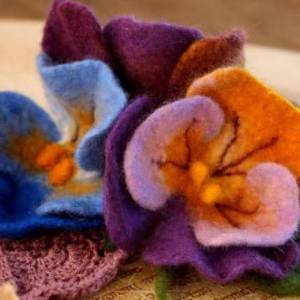 漂亮的羊毛毡三色堇新年装饰制作威廉希尔中国官网
