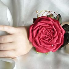 布艺丝带玫瑰花的手工制作教程图解