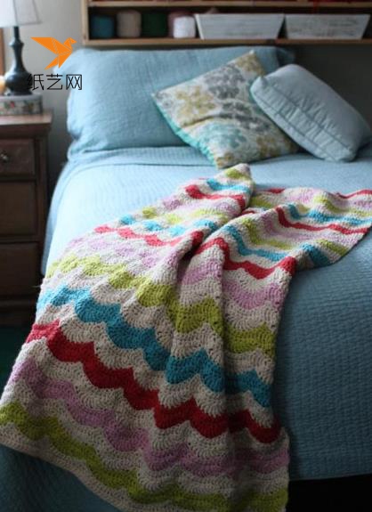 钩针编织的波浪彩虹毛毯