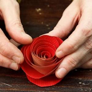 浪漫实用的折纸红玫瑰花朵