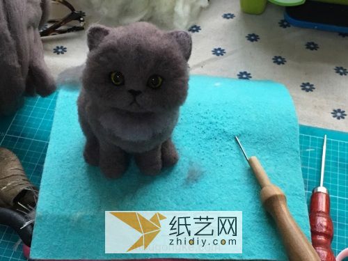 「槿时」羊毛毡灰色植毛猫咪制作威廉希尔中国官网
 第10步