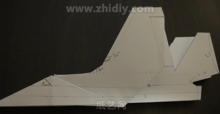 已经开始有基本的折纸战斗机形象了