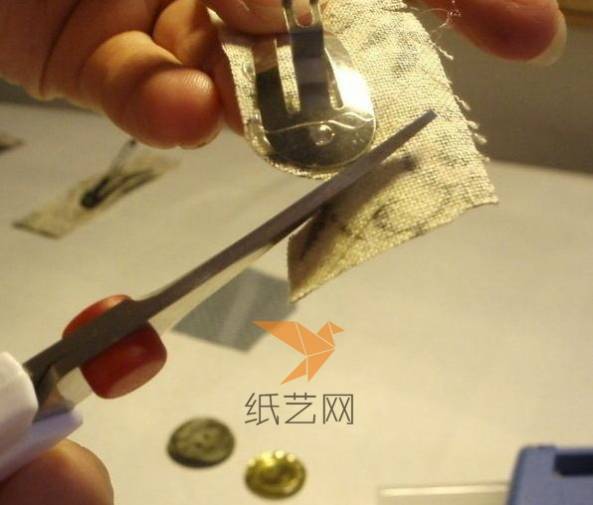 等到粘牢固之后，用剪刀沿着发卡边缘将多余的布料剪掉