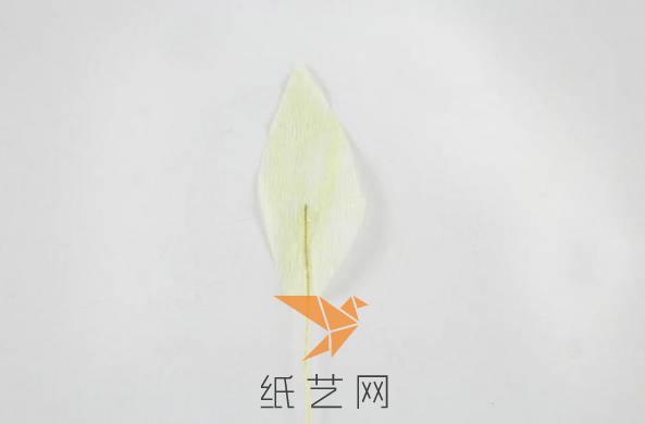 把花瓣粘到铁丝上面