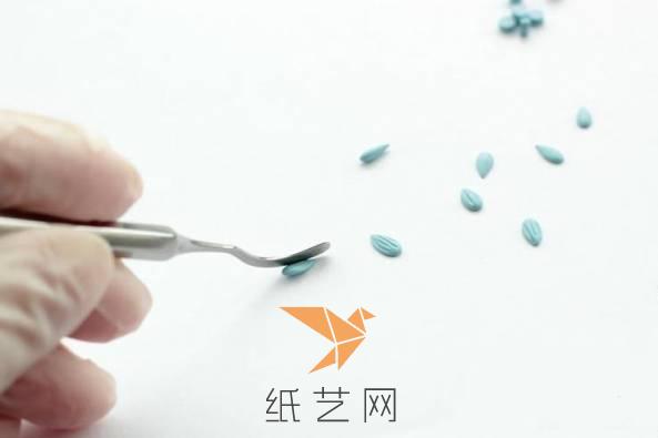 然后在上面压上花纹